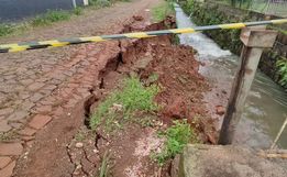 Margens do Rio Cedro desmoronam devido ao excesso de chuvas registradas nas últimas semanas