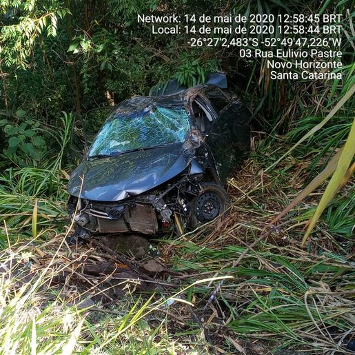 Saída de pista deixa três pessoas feridas na SC-157 