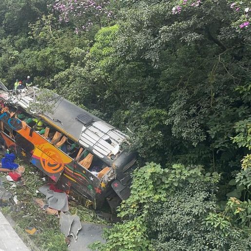Acidente com ônibus deixa 12 mortos e nove feridos na BR-376, em Guaratuba, diz PM