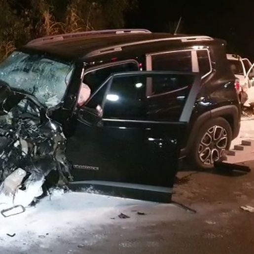 Mulher morre no hospital após grave acidente que envolveu três veículos