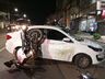 Moto fica pendurada em carro após colisão no centro de São Miguel do Oeste