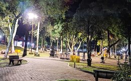 Praça central recebe nova iluminação com instalação de LED