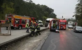 Acidente entre van e caminhão deixa 3 mortos e feridos em rodovia de SC