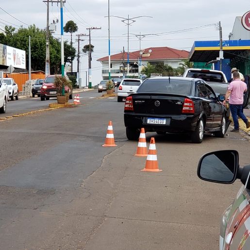 Carro colide em caminhonete no centro de Iporã do Oeste