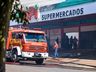 Bombeiros trabalham no rescaldo do incêndio no Super Vipi Center