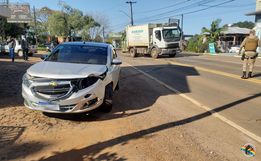 Carro e caminhão de coleta de lixo colidem na Avenida Gustavo Fetter, em Iporã do Oeste