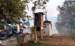 Família realiza campanha para reconstruir casa destruída por incêndio