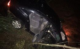 Carro com cinco pessoas cai de ponte