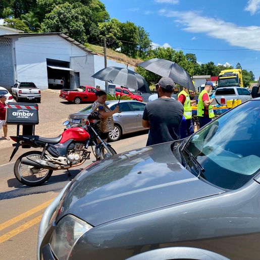 Mulher fica ferida após colisão entre carro e moto em Descanso