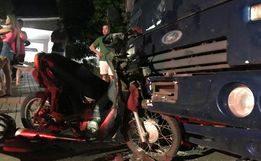 VÍDEO: Motociclista sofre ferimentos graves em colisão contra caminhão estacionado 