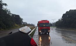 Capotamento deixa dois feridos na BR-163, em São José do Cedro