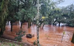 Rio Uruguai atinge Área de Lazer e interdita mais pontes em Itapiranga