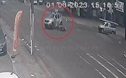 Motociclista cai em cima de carro após acidente em SMO; vídeo