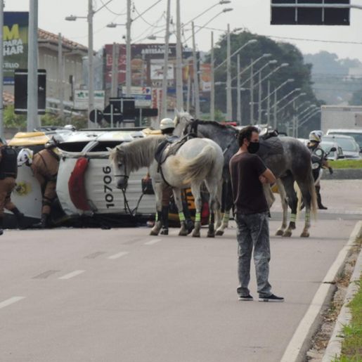 VÍDEO: Carro da PM capota após motorista perder controle no PR