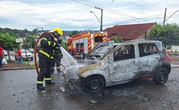 Incêndio destrói veículo no centro de Guarujá do Sul  