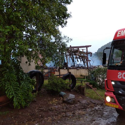 Casa é destruída por incêndio no interior de Cunha Porã