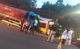 Van escolar e caminhão colidem em grave acidente na BR-153