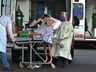 VÍDEO: Neta se despede de avô na porta de hospital antes dele morrer em SC