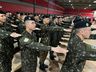 Militares do Exército prestam juramento à Bandeira em solenidade do Dia do Soldado