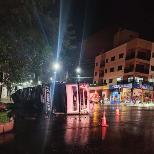 Carreta tomba no centro de São Lourenço do Oeste e motorista é encaminhado à UPA