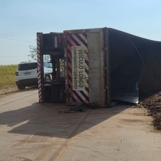 Motorista perde controle e tomba carreta na BR 163 em Guarujá do Sul