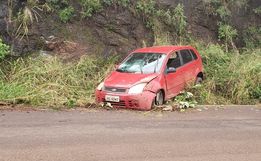 Mulher sofre ferimentos leves em saída de pista na SC 163 em Itapiranga