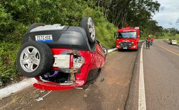 Saída de pista seguida de capotamento deixa uma pessoa ferida na BR 282