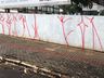 Homem picha parede de empresa em São Miguel do Oeste; assista