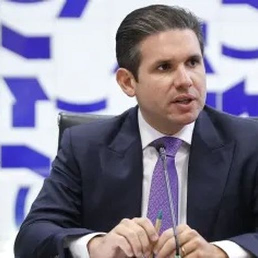 Hugo Motta confirma a líderes partidários que vai pautar anistia a envolvidos no 8 de Janeiro