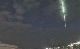 Vídeo mostra raro meteoro cruzando o céu de Santa Catarina