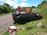 Ocupantes de automóvel saem ilesos de capotamento na BR-163