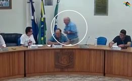 Vereador abandona sessão para jogar truco no Paraná; assista