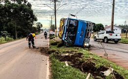 VÍDEO: caminhão tomba na Willy Barth em São Miguel do Oeste