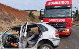 Homem fica preso nas ferragens após colisão entre carro e trator em Palma Sola