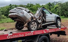 Carro ‘abraça’ árvore em saída de pista na BR-282 entre SMO e Maravilha