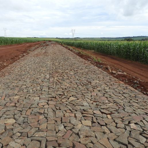 Prefeitura assina ordem de serviços e empresa inicia obras de pavimentação com pedras irregulares