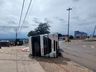 Motorista fica ferido em tombamento de caminhão