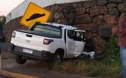 Motorista fica gravemente ferido após bater carro em muro de pedras