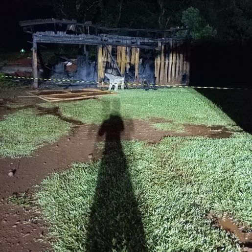 Fogo destrói garagem e área de festa em Campo Erê
