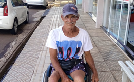 Cadeirante viaja o Brasil vendendo panos de prato