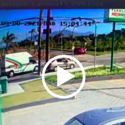 VÍDEO: motorista acelera com policial preso ao capô de carro em SC