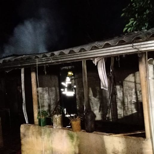 Casa fica destruída por incêndio no interior 