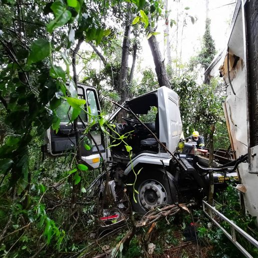 VÍDEO: Tombamento de caminhão deixa dois feridos na BR-282 em Maravilha