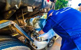 SMO: condutor perde controle de direção e colide em caminhão