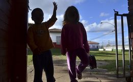 Menino de 7 anos é preso em jaula de ferro por professor após se "comportar mal"