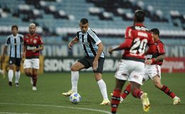 Com um a menos, Grêmio busca empate com o Flamengo em jogo atrasado
