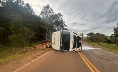 Caminhão carregado com toras tomba na SC-161 entre Saltinho e Campo Erê