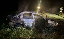 Carro bate em poste, pega fogo e motorista é encontrado a 1,2 km do local na SC-305