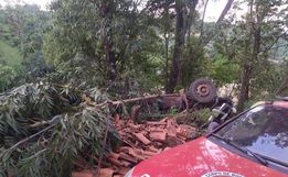 Caminhão tomba e deixa duas pessoas mortas no interior