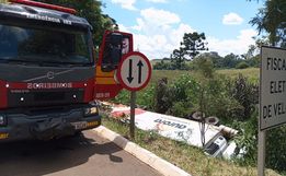 Caminhão sai da pista e tomba após colisão lateral na BR-282, em Pinhalzinho